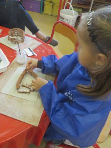 Fillette qui crée une cabane à l'école