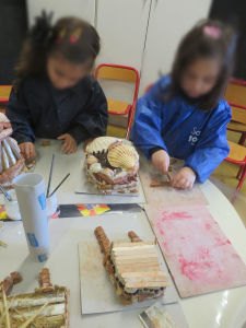 2 petites filles à l'école maternelle