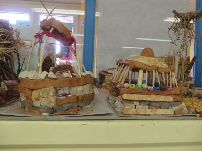 2 cabanes construites par les enfants de cycle 1
