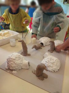 Séance d'arts plastiques à l'école