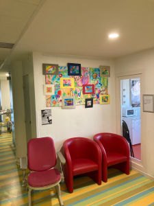 Le tableau a été accroché sur le mur de l'hôpital