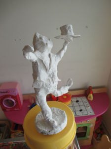 Statuette en plâtre fabriquée par un enfant