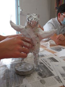 Modelage de statuettes avec les enfants hospitalisés