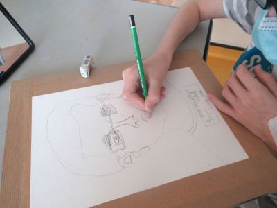 Activité de dessin avec les enfants