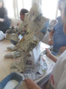 Masque géant en papier mâché