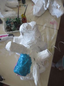 Peindre un masque en papier mâché