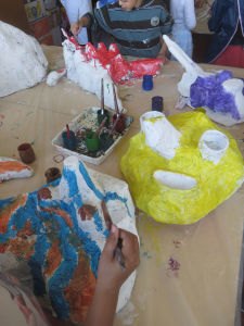 Les masques en papier mâché sont peint