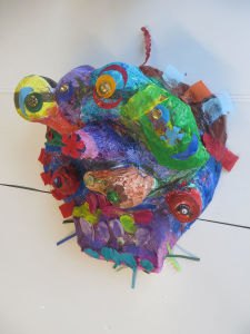 Sculpture colorée créée par un enfant