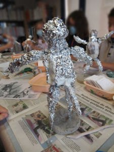 Statuette en papier aluminium