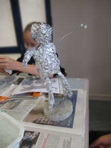 Modeler le corps avec du papier aluminium
