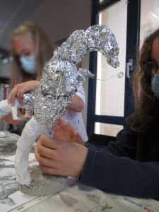 Modelage d'un cheval avec du papier aluminium