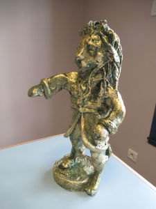 Statuette de lion habillé