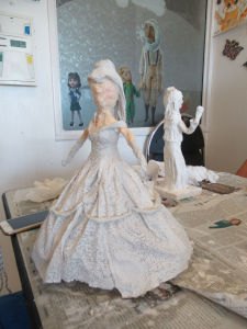 Figurine de princesse réalisée en bandes plâtrées