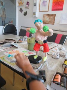 Mise en peinture de la figurine en plâtre