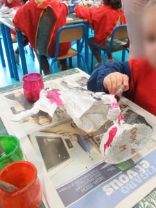 Séance de peinture à la maternelle