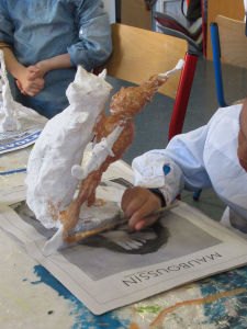 Les enfants peignent leur sculpture