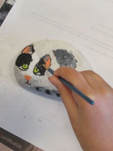 Petit chat peint par un enfant
