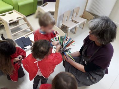 Les enfants choisissent des bandes de couleur