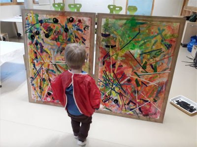 Enfant qui admire les tableaux