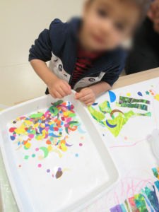 Atelier artistique avec de très jeunes enfants