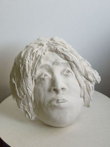 Autoportrait d'enfant en terre cuite