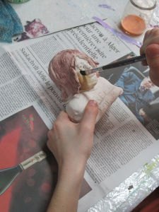 Peinture des figurines en argile