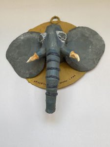 Tête d'éléphant en objets de récupération et papier mâché