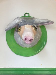 Tête de mouton en papier mâché