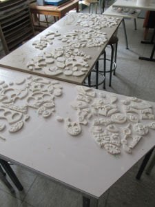 Pièces en attente de cuisson dans mon atelier