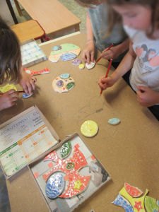 Séance d'arts plastiques à l'école Notre Dame à Civrieux d'Azergues