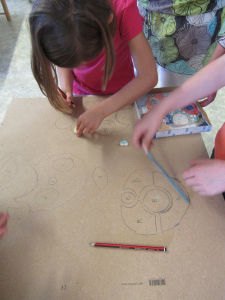 Les enfants tracent l'emplacement des plaques émaillées