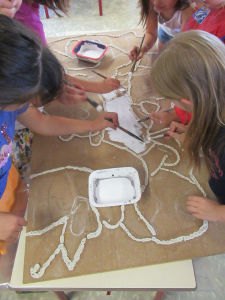 Les enfants collaborent pour créer une oeuvre collective