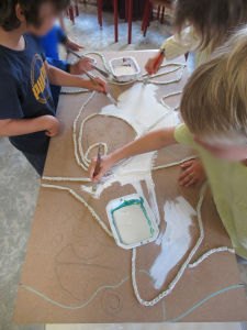 Séance de peinture avec les enfants