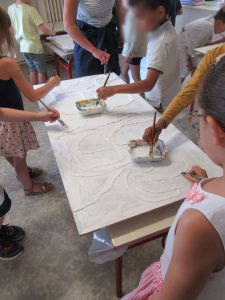 Les panneaux sont prêts à être peints par les enfants