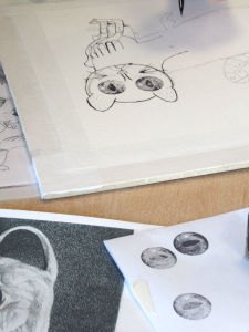 Un animal dessiné autour des yeux de chat