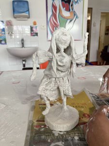 Figurine modelée par un enfant