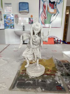 Statuette modelée par un enfant