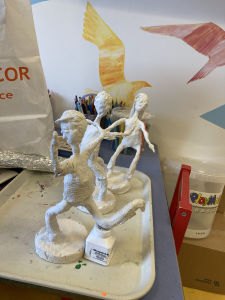 Les statuettes modelées par les enfants