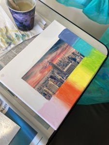 Betia s'inspire des couleurs du ciel pour peindre son tableau