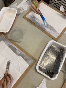 Collage découpage de papiers grisés à la mine graphite
