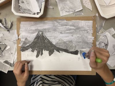 Un volcan en papiers déchirés