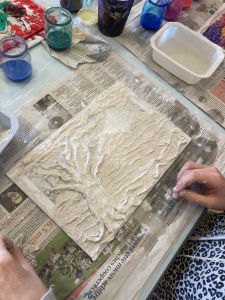 Bas-relief en plâtre réalisé par un enfant