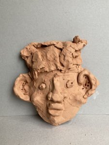 Modelage d'un visage réalisé par un enfant de maternelle