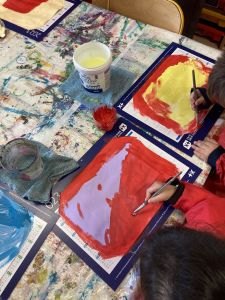 Peinture libre en maternelle