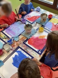 Séance de peinture à la maternelle