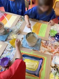 Les enfants peignent toute la surface du tableau