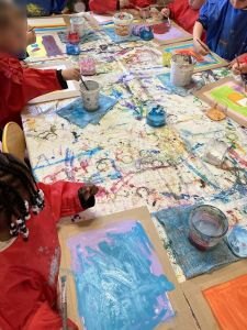 Séance de peinture en classe entière