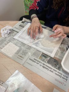 Créer des dessins dans le plâtre