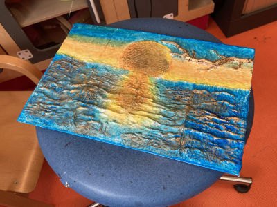 Bas-relief en plâtre peint