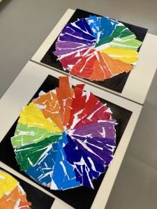 Cercle chromatique avec des bandes déchirées